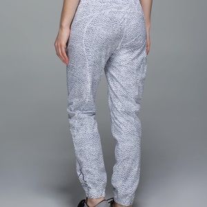 Lululemon tearaway Dottie dash white jogger